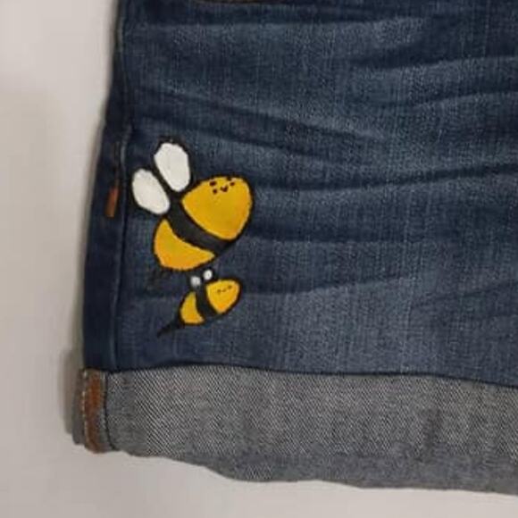 Upcycled Hand Painted Bee Sunflower Dark Wash Cuffed Jean Shorts Sz 4 - Picture 3 of 5